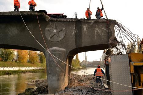 Nu mai este! 'Podul cu stea' a fost pus la pământ pe jumătate (FOTO / VIDEO)