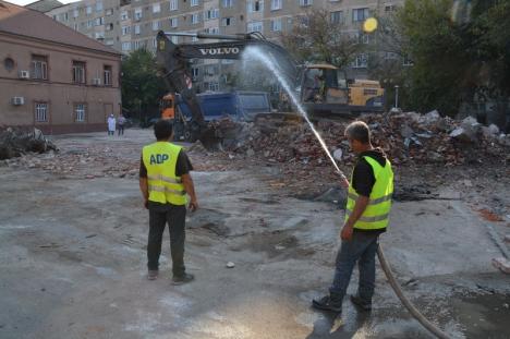 Adio, Piața Mare! Clădirile celei mai cunoscute piețe din Oradea intră în demolare (FOTO / VIDEO)