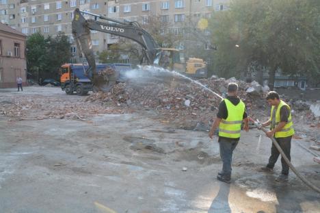 Adio, Piața Mare! Clădirile celei mai cunoscute piețe din Oradea intră în demolare (FOTO / VIDEO)