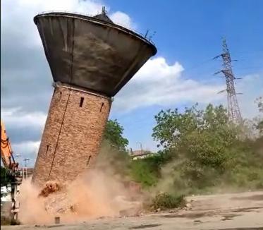 Turnul de apă din strada Uzinelor a fost demolat cu ajutorul unui picon (FOTO / VIDEO)