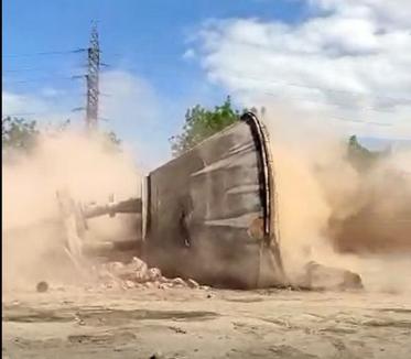 Turnul de apă din strada Uzinelor a fost demolat cu ajutorul unui picon (FOTO / VIDEO)