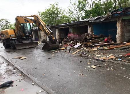Primăria Oradea a demolat boxele de lângă blocul Voltaire, folosite ilegal ca locuințe și ABC-uri (FOTO)