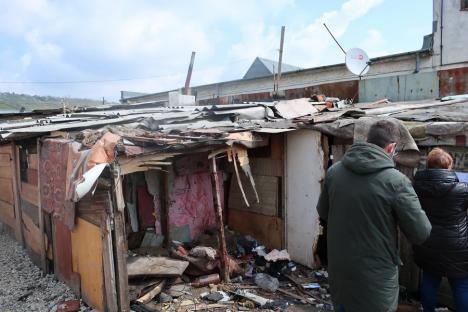 Primăria Oradea a demolat boxele de lângă blocul Voltaire, folosite ilegal ca locuințe și ABC-uri (FOTO)