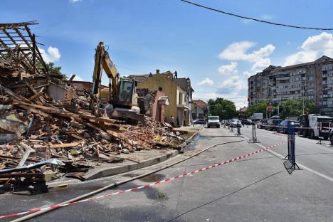 Continuă demolarea caselor din intersecţia Tudor Vladimirescu - Bulevardul Decebal din Oradea. Circulație îngreunată în zonă (FOTO)