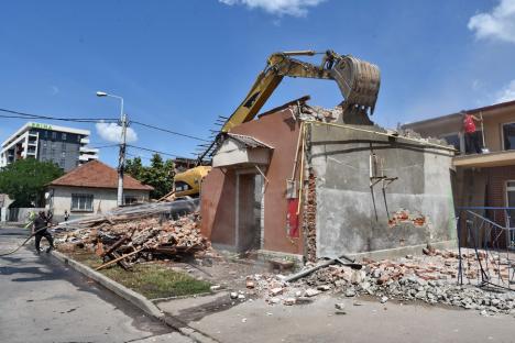Continuă demolarea caselor din intersecţia Tudor Vladimirescu - Bulevardul Decebal din Oradea. Circulație îngreunată în zonă (FOTO)