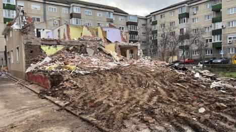 Casă după casă: Primăria Oradea demolează patru construcții din zona Decebal (FOTO)