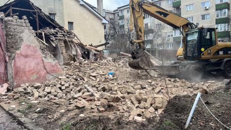 Casă după casă: Primăria Oradea demolează patru construcții din zona Decebal (FOTO)