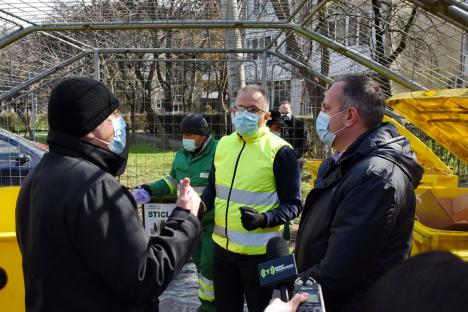 Inedit: Şeful RER Vest a demonstrat, într-un ţarc din Oradea, cum se aruncă gunoaiele corect. Un preşedinte de asociaţie: 'Ca pe vremea Gestapo-ului' (FOTO / VIDEO)