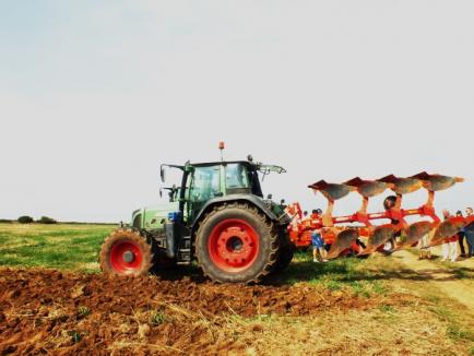 Agricultura la zi: demonstraţie cu utilaje moderne, la AgroBihor 2015 (FOTO/VIDEO)