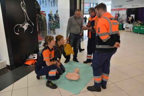 Învăţaţi să ajute: O mie de cursanţi la lecţia de prim-ajutor ţinută de specialiştii de la Ambulanţă (FOTO/VIDEO)