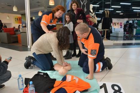 Învăţaţi să ajute: O mie de cursanţi la lecţia de prim-ajutor ţinută de specialiştii de la Ambulanţă (FOTO/VIDEO)