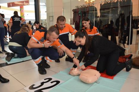 Învăţaţi să ajute: O mie de cursanţi la lecţia de prim-ajutor ţinută de specialiştii de la Ambulanţă (FOTO/VIDEO)