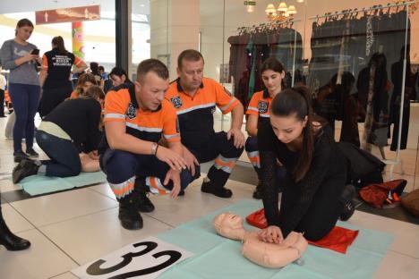 Învăţaţi să ajute: O mie de cursanţi la lecţia de prim-ajutor ţinută de specialiştii de la Ambulanţă (FOTO/VIDEO)