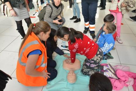 Învăţaţi să ajute: O mie de cursanţi la lecţia de prim-ajutor ţinută de specialiştii de la Ambulanţă (FOTO/VIDEO)