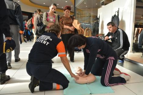 Învăţaţi să ajute: O mie de cursanţi la lecţia de prim-ajutor ţinută de specialiştii de la Ambulanţă (FOTO/VIDEO)