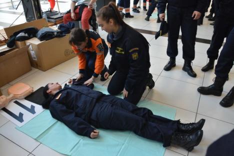 Învăţaţi să ajute: O mie de cursanţi la lecţia de prim-ajutor ţinută de specialiştii de la Ambulanţă (FOTO/VIDEO)