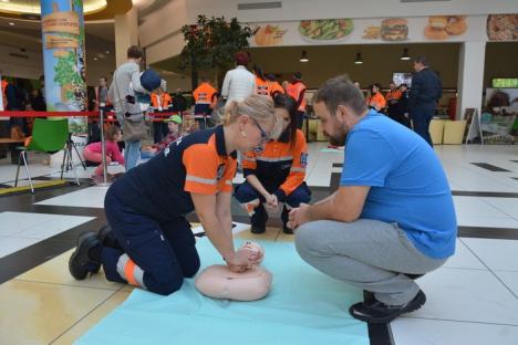 Învăţaţi să ajute: O mie de cursanţi la lecţia de prim-ajutor ţinută de specialiştii de la Ambulanţă (FOTO/VIDEO)