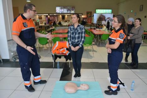 Învăţaţi să ajute: O mie de cursanţi la lecţia de prim-ajutor ţinută de specialiştii de la Ambulanţă (FOTO/VIDEO)