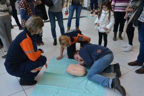 Învăţaţi să ajute: O mie de cursanţi la lecţia de prim-ajutor ţinută de specialiştii de la Ambulanţă (FOTO/VIDEO)