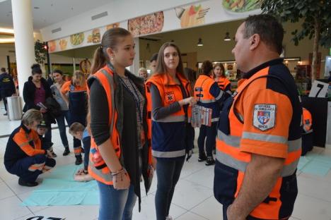 Învăţaţi să ajute: O mie de cursanţi la lecţia de prim-ajutor ţinută de specialiştii de la Ambulanţă (FOTO/VIDEO)