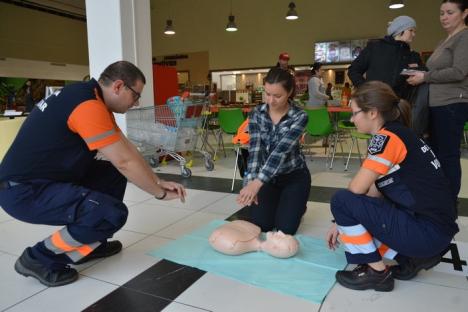 Învăţaţi să ajute: O mie de cursanţi la lecţia de prim-ajutor ţinută de specialiştii de la Ambulanţă (FOTO/VIDEO)