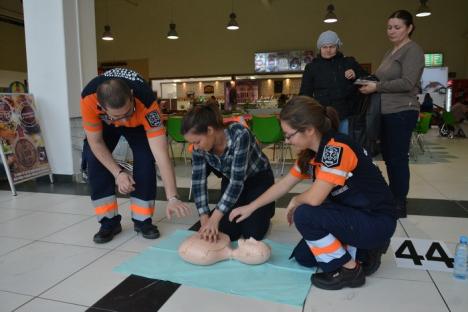 Învăţaţi să ajute: O mie de cursanţi la lecţia de prim-ajutor ţinută de specialiştii de la Ambulanţă (FOTO/VIDEO)