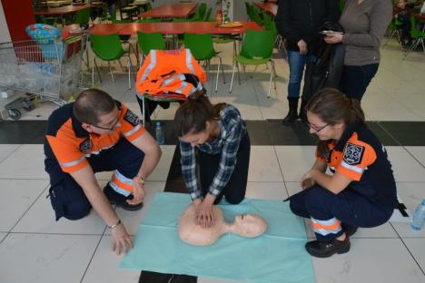 Învăţaţi să ajute: O mie de cursanţi la lecţia de prim-ajutor ţinută de specialiştii de la Ambulanţă (FOTO/VIDEO)