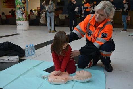 Învăţaţi să ajute: O mie de cursanţi la lecţia de prim-ajutor ţinută de specialiştii de la Ambulanţă (FOTO/VIDEO)