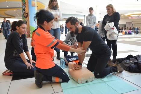 Învăţaţi să ajute: O mie de cursanţi la lecţia de prim-ajutor ţinută de specialiştii de la Ambulanţă (FOTO/VIDEO)