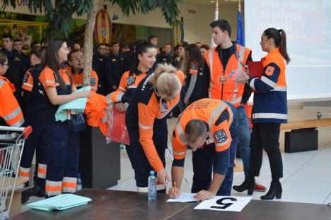 Învăţaţi să ajute: O mie de cursanţi la lecţia de prim-ajutor ţinută de specialiştii de la Ambulanţă (FOTO/VIDEO)