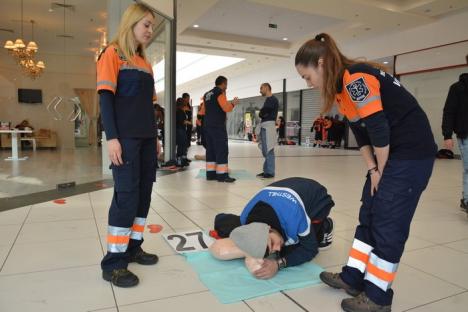 Învăţaţi să ajute: O mie de cursanţi la lecţia de prim-ajutor ţinută de specialiştii de la Ambulanţă (FOTO/VIDEO)