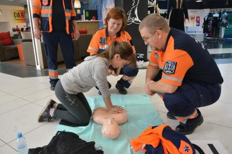 Învăţaţi să ajute: O mie de cursanţi la lecţia de prim-ajutor ţinută de specialiştii de la Ambulanţă (FOTO/VIDEO)