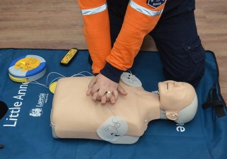 Angajaţii Serviciului de Ambulanţă participă la lecția de resuscitare pentru Cartea Recordurilor de pe Arena Națională