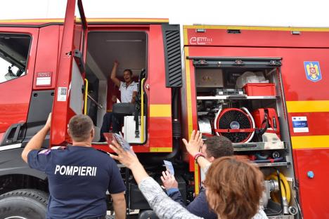 Ziua Pompierilor, sărbătorită la Oradea: Copiii au aflat ce înseamnă să fii salvator (FOTO)