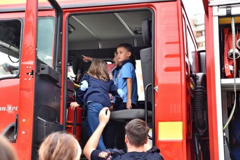 Ziua Pompierilor, sărbătorită la Oradea: Copiii au aflat ce înseamnă să fii salvator (FOTO)