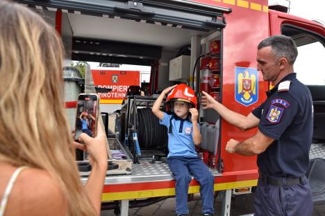 Ziua Pompierilor, sărbătorită la Oradea: Copiii au aflat ce înseamnă să fii salvator (FOTO)