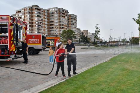 Ziua Pompierilor, sărbătorită la Oradea: Copiii au aflat ce înseamnă să fii salvator (FOTO)