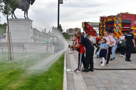 Ziua Pompierilor, sărbătorită la Oradea: Copiii au aflat ce înseamnă să fii salvator (FOTO)