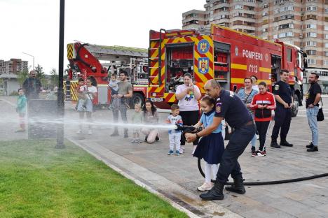 Ziua Pompierilor, sărbătorită la Oradea: Copiii au aflat ce înseamnă să fii salvator (FOTO)