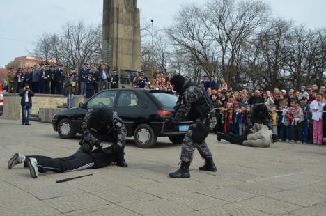 Ziua Poliţiei, sărbătorită în Parcul 1 Decembrie cu demonstraţii de lupte şi o paradă a maşinilor (FOTO)