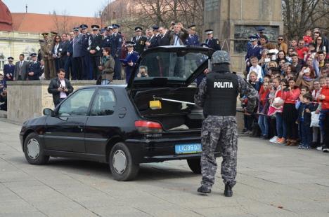 Ziua Poliţiei, sărbătorită în Parcul 1 Decembrie cu demonstraţii de lupte şi o paradă a maşinilor (FOTO)