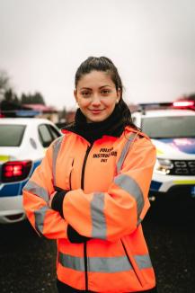 Ea e polițista de doar 24 de ani care le dă lecții colegilor despre cum să conducă autospecialele