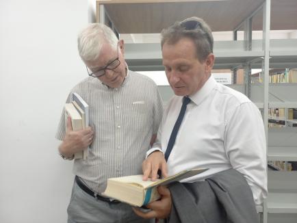 Istoricul britanico-român Dennis Deletant, în vizită la Universitatea din Oradea. A fost impresionat de biblioteca instituției