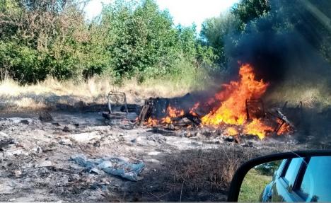 Trei depozite ilegale de rable, depistate de comisarii de mediu în Bihor. Un „afacerist” ardea banchetele din maşini la marginea unei păduri (FOTO)