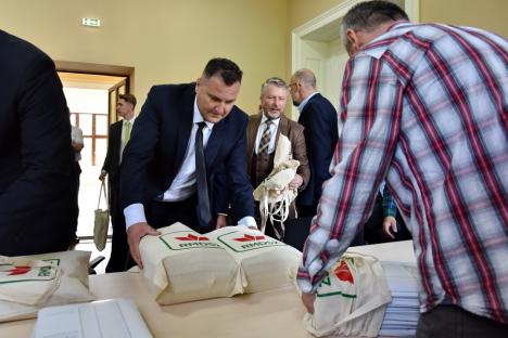 Candidaţii UDMR pentru Oradea şi Bihor s-au înscris în cursa electorală. Kelemen Hunor: 'Sunt oameni cu care puteţi merge la drum lung' (FOTO)