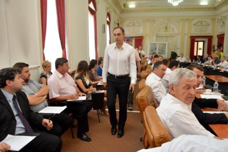 Fostul şef al Gărzii Financiare Bihor, Călin Gal, i-a luat locul lui Mircea Mălan în Consiliul Judeţean (FOTO)