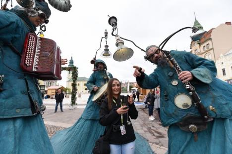 A început Oradea FestiFall: Un trubadur și creaturi din altă lume i-au cucerit pe orădeni. Ce se mai găsește la festival (FOTO / VIDEO)