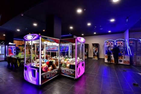 S-a deschis Fun Hub la Oradea Shopping City: 5 săli de cinema, biliard, bowling, trambuline, jocuri arcade. Cum arată noua zonă de distracție din oraș (FOTO)