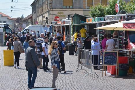 Festin în Piaţa Unirii: A început Street Food Festival Oradea, cu mâncăruri apetisante şi preţuri piperate (FOTO)