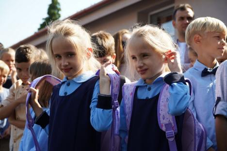 La țară, mai ceva ca la oraș: Școala nouă din comuna Sânmartin s-a umplut de elevi. A primit mai multe cereri decât locuri disponibile! (FOTO/VIDEO)
